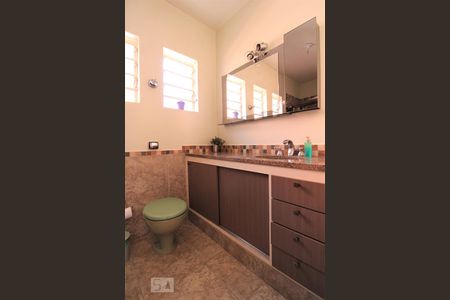 Casa à venda com 210m², 3 quartos e 3 vagasBanheiro social