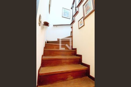 Escada de casa à venda com 5 quartos, 200m² em Vila Morse, São Paulo