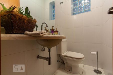 Lavabo de casa para alugar com 4 quartos, 250m² em Lar São Paulo, São Paulo