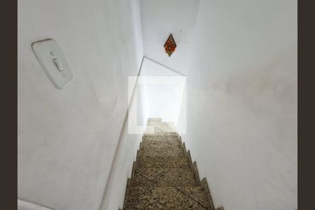 Escada acesso aos quartos e banheiro social  de casa à venda com 2 quartos, 44m² em Jardim do Papai, Guarulhos