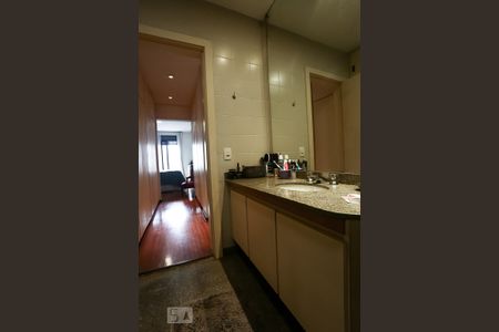 Apartamento à venda com 300m², 4 quartos e 3 vagasBanheiro da Suíte 2