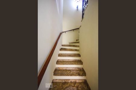 Casa à venda com 212m², 3 quartos e 2 vagasEscada