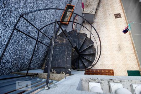 Casa à venda com 280m², 3 quartos e 4 vagas Casa à venda com 280m², 3 quartos e 4 vagasEscada