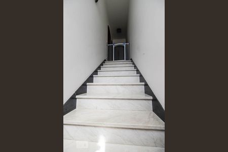 Casa à venda com 280m², 3 quartos e 4 vagas Casa à venda com 280m², 3 quartos e 4 vagasEscada