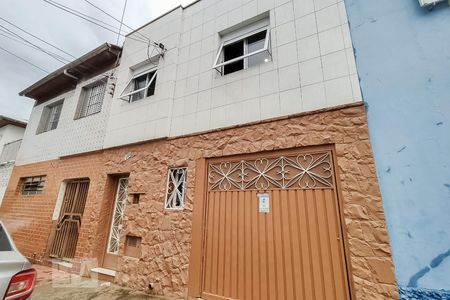 Casa à venda com 115m², 3 quartos e 1 vaga Casa à venda com 115m², 3 quartos e 1 vagaFachada