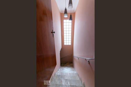 Casa à venda com 180m², 3 quartos e 2 vagasEscadaria