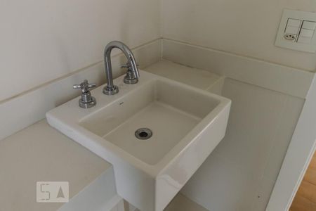 Apartamento à venda com 416m², 3 quartos e 6 vagasBanheiro da Suíte 1 Pia