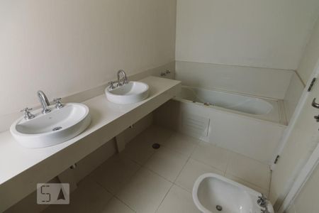 Apartamento à venda com 416m², 3 quartos e 6 vagasBanheiro 1 da Suíte 3
