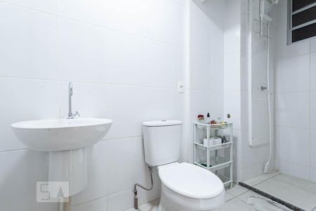 Banheiro social  de apartamento para alugar com 1 quarto, 49m² em Centro, Belo Horizonte