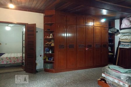 Casa de condomínio à venda com 301m², 4 quartos e 4 vagas Casa de condomínio à venda com 301m², 4 quartos e 4 vagasCloset do quarto 4