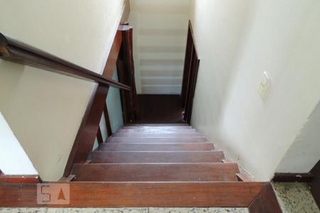 Casa de condomínio à venda com 301m², 4 quartos e 4 vagasEscada