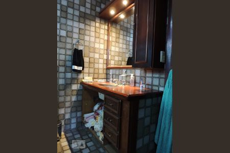 Casa de condomínio à venda com 301m², 4 quartos e 4 vagas Casa de condomínio à venda com 301m², 4 quartos e 4 vagasBanheiro da Suíte 1