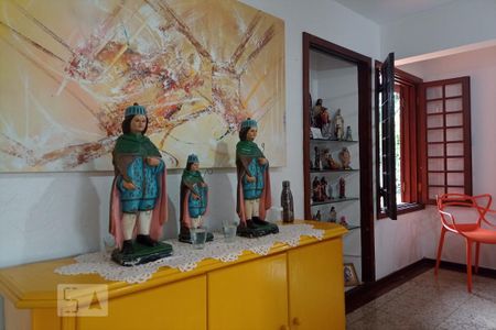 Casa de condomínio à venda com 301m², 4 quartos e 4 vagas Casa de condomínio à venda com 301m², 4 quartos e 4 vagasHall social