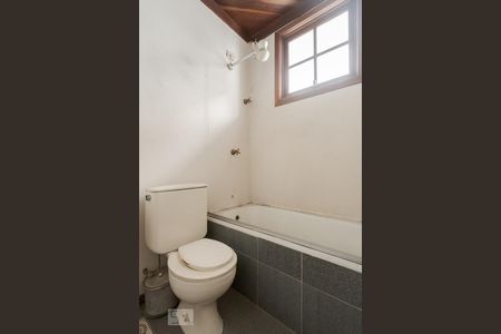 Casa à venda com 458m², 8 quartos e 6 vagasBanheiro da Suíte 2