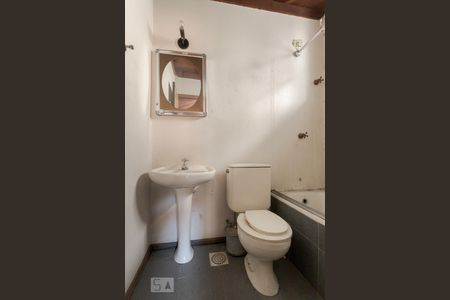 Casa à venda com 458m², 8 quartos e 6 vagasBanheiro da Suíte 2