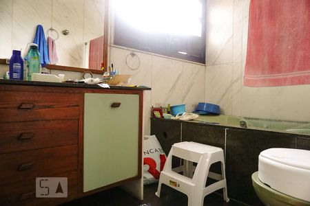 Casa à venda com 600m², 5 quartos e 10 vagasBanheiro da Suíte 4