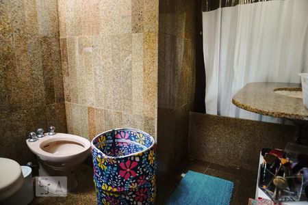 Casa à venda com 600m², 5 quartos e 10 vagasBanheiro da Suíte 2