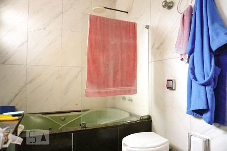 Casa à venda com 600m², 5 quartos e 10 vagasBanheiro da Suíte 4