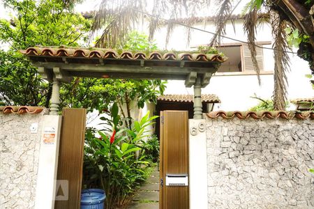 Casa à venda com 600m², 5 quartos e 10 vagasFachada