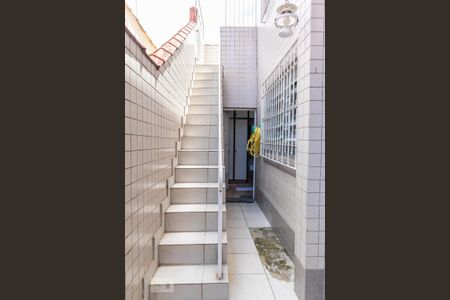 Casa à venda com 140m², 4 quartos e 2 vagasEscada