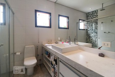 Casa à venda com 250m², 3 quartos e 3 vagasBanheiro do quarto 1