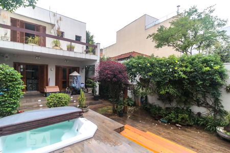 Casa à venda com 250m², 3 quartos e 3 vagasQuintal