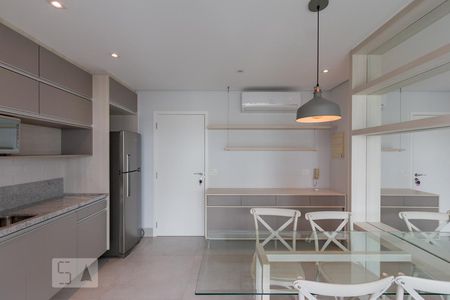 Sala/Cozinha de apartamento para alugar com 1 quarto, 40m² em Cidade Monções, São Paulo