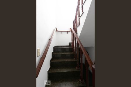 Escada de casa para alugar com 4 quartos, 300m² em Parada Xv de Novembro, São Paulo