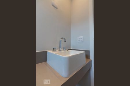 Casa à venda com 215m², 3 quartos e 3 vagasBanheiro da suíte