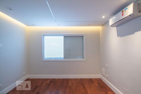 Casa à venda com 215m², 3 quartos e 3 vagasSuíte