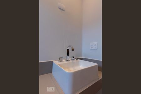 Casa à venda com 215m², 3 quartos e 3 vagasBanheiro da suíte