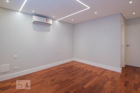 Casa à venda com 215m², 3 quartos e 3 vagasSuíte