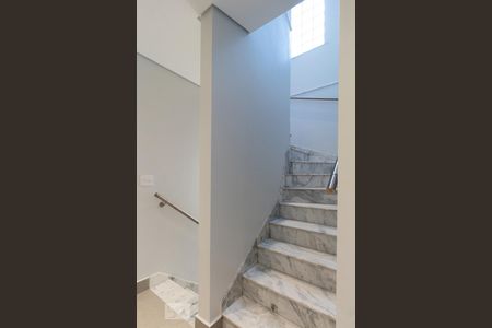 Escada - acesso aos quartos e garagem de casa à venda com 3 quartos, 215m² em Vila Madalena, São Paulo