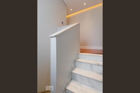 Escada - acesso aos quartos de casa à venda com 3 quartos, 215m² em Vila Madalena, São Paulo