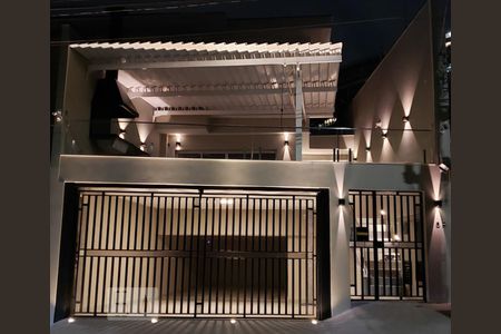 Casa à venda com 185m², 3 quartos e 3 vagas Casa à venda com 185m², 3 quartos e 3 vagasFachada