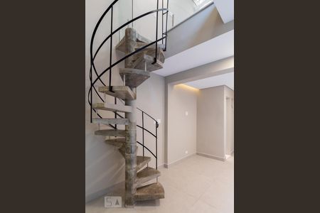 Casa à venda com 185m², 3 quartos e 3 vagas Casa à venda com 185m², 3 quartos e 3 vagasEscada - acesso a lavanderia