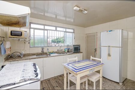 Casa à venda com 350m², 5 quartos e 8 vagascozinha piso inferior