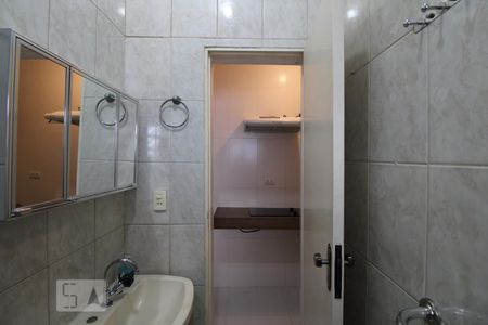 Banheiro de kitnet/studio para alugar com 1 quarto, 15m² em Santo Amaro, São Paulo