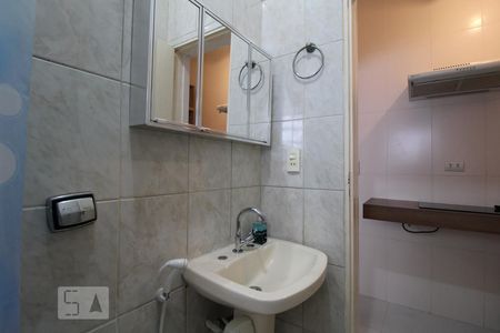 Banheiro de kitnet/studio para alugar com 1 quarto, 15m² em Santo Amaro, São Paulo