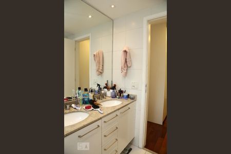 Apartamento à venda com 142m², 4 quartos e 2 vagasBanheiro da Suíte 4