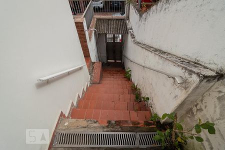 Casa para alugar com 160m², 2 quartos e 2 vagasEscada de Entrada