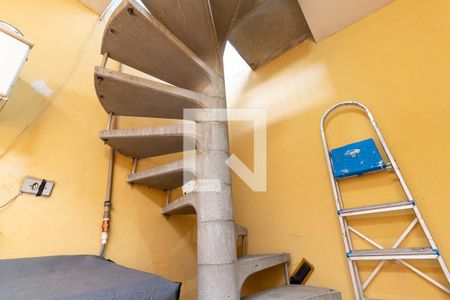 Casa à venda com 70m², 2 quartos e 2 vagasEscada