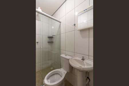 Banheiro de kitnet/studio para alugar com 1 quarto, 20m² em Jardim Peri Peri, São Paulo