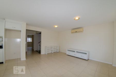 Sala de casa de condomínio para alugar com 2 quartos, 150m² em Lagoa da Conceição, Florianópolis