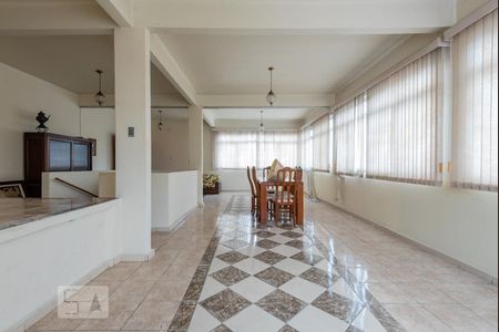 Casa à venda com 250m², 3 quartos e 4 vagas Casa à venda com 250m², 3 quartos e 4 vagasTerraço