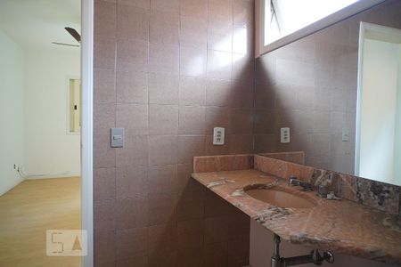 Casa à venda com 238m², 4 quartos e 2 vagasBanheiro da Suíte