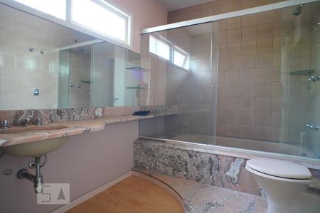Banheiro da Suíte de casa para alugar com 4 quartos, 238m² em Bela Vista, Porto Alegre