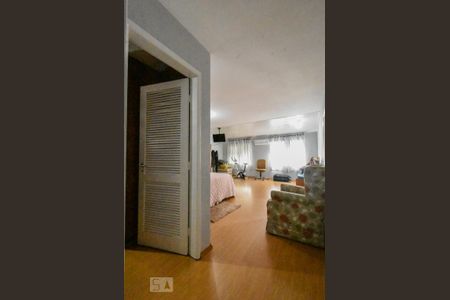 Suíte de casa à venda com 8 quartos, 500m² em Vila Cordeiro, São Paulo