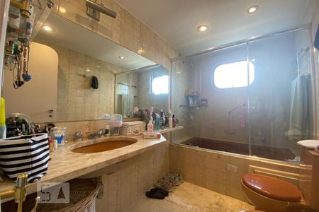 Apartamento para alugar com 290m², 4 quartos e 3 vagas Apartamento para alugar com 290m², 4 quartos e 3 vagasBanheiro da Suíte 1