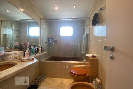 Apartamento para alugar com 290m², 4 quartos e 3 vagas Apartamento para alugar com 290m², 4 quartos e 3 vagasBanheiro da Suíte 1